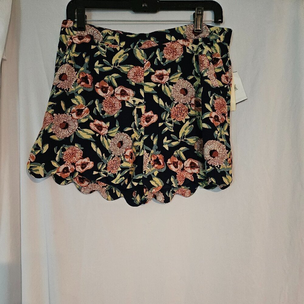 June & Hudson Floral Print High Rise Scallop Shorts Black Women's Size Med NWT